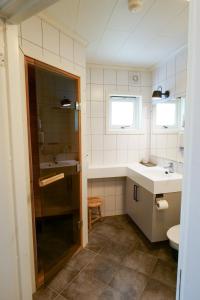 欣萨维克金沙维克露营酒店的一间带水槽和卫生间的浴室