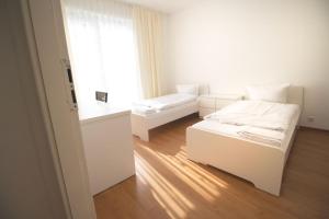 贝尔吉施格拉德巴赫Apartment Centrum Bergisch Gladbach的白色的客房设有床和窗户。