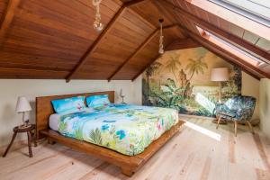 里韦拉布拉瓦Guesthouse-TheView的一间卧室设有一张大床和木制天花板