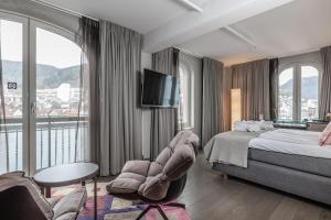 卑尔根克拉丽奥艾德莫洛酒店的酒店的客房 - 带一张床、椅子和电视