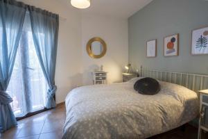 贝加德圣马特奥Apartamento Gran Canaria La Mariposa的一间卧室设有一张床和一个大窗户