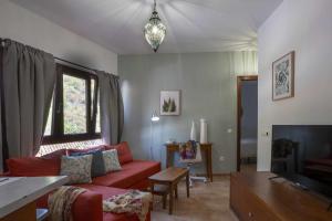 贝加德圣马特奥Apartamento Gran Canaria La Mariposa的客厅配有红色沙发和电视