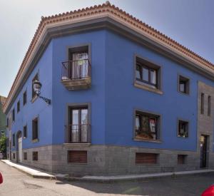 贝加德圣马特奥Apartamento Gran Canaria La Mariposa的蓝色的建筑,设有窗户和阳台