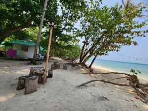 奈岛Koh Ngai Camping Restaurant @ Bar的一片带帐篷和树木的海滩和大海