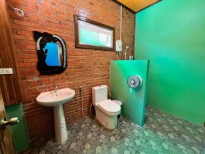 ชานไม้ รีสอร์ท的一间带水槽、卫生间和镜子的浴室