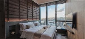 香港The Stellar的一间卧室设有一张大床和一个大窗户