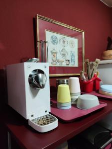 马德里Villaverde Rooms, privada baño compartido的一个带咖啡壶和盘子的柜台