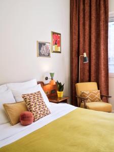 米兰Max Brown Hotel Missori, part of Sircle Collection的一间卧室配有一张床和一把椅子