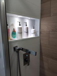 马德里Villaverde Rooms, privada baño compartido的浴室的架子上摆放着四卷卫生纸