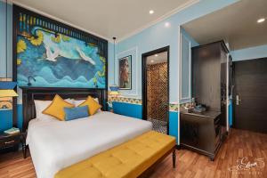 河内Eliana Signature Hanoi Hotel的卧室配有一张大床,墙上挂有绘画作品