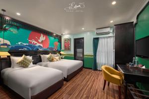 河内Eliana Signature Hanoi Hotel的酒店客房配有两张床和一张书桌
