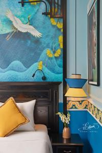 河内Eliana Signature Hanoi Hotel的卧室配有一张床,并装饰有鸟儿画