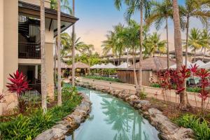 道格拉斯港Paradise Escape - Poolside Ground Floor - Sea Temple Resort and Spa的棕榈树度假村的游泳池