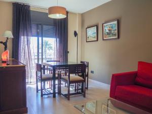 塔拉戈纳Tarragona Ciudad, El Serrallo AP-1的客厅配有桌椅和红色沙发