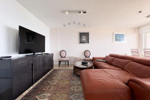 滨海比拉萨尔Impresionante Apartamento delante del Mar的带沙发和平面电视的客厅