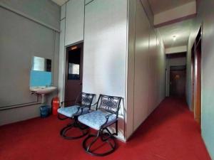 Kuala KeraiRz Gold Hotel Official Account的走廊上设有两把椅子和一个盥洗盆