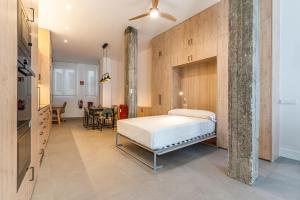 马德里VR Palace Apartments的一间卧室设有一张床和一间用餐室
