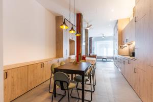 马德里VR Palace Apartments的厨房以及带桌椅的用餐室。