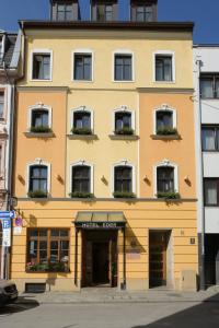 慕尼黑艾德酒店的大型黄色建筑,设有窗户