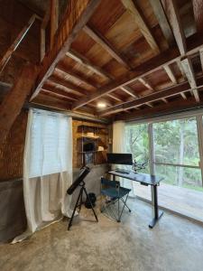 LucbanElnora's Farm的一间房子里带钢琴和书桌的房间