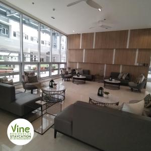 马尼拉Vine Residences Staycation的大厅,在大楼里设有沙发和桌子