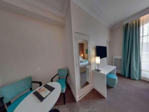 奥尔良贝斯特韦斯特阿尔克酒店的酒店客房带镜子和一张床