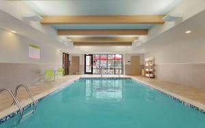 塔斯卡卢萨Home2 Suites by Hilton Tuscaloosa Downtown University Boulevard的一个带游泳池的酒店客房内的大型游泳池