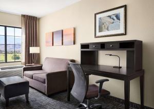 大教堂城Homewood Suites by Hilton Cathedral City Palm Springs的酒店客房配有书桌和沙发。