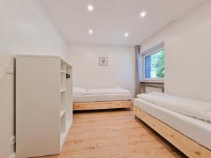 梅尔布施RAJ Living - 3 Room Apartments - 20 Min to Messe DUS & Old Town DUS的一间卧室设有两张床和窗户。