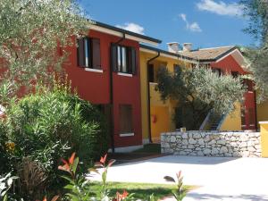 加尔达普奥诺盖尔达度假公寓的红色和黄色的房子,有石墙