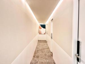 东京东京上野超豪华4人间 东京超级中心设计师房间Ycod 上野公园3分钟 车站1分钟 超级繁华 免费wifi 戴森吹风的走廊的走廊,有白色的墙壁