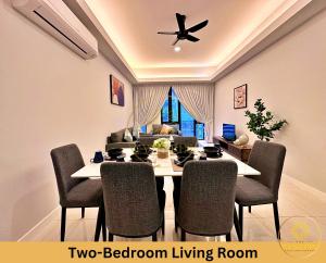 吉隆坡Sentral Suites KL Sentral by The Cynefin的一间带桌椅的用餐室和一间客厅