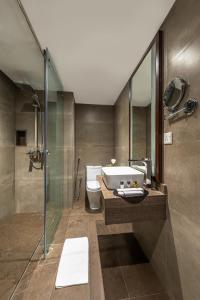 艾卜哈博得套房酒店的一间带水槽、卫生间和淋浴的浴室