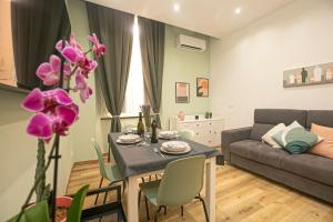 热那亚Porto Antico Exclusive Apartment的客厅配有桌子和沙发