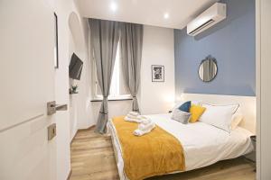 热那亚Porto Antico Exclusive Apartment的一间卧室配有一张蓝色墙壁的床
