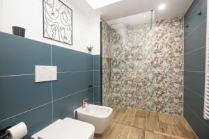 热那亚Porto Antico Exclusive Apartment的一间带卫生间和淋浴的浴室