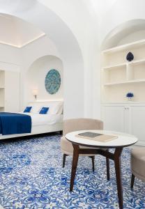 卡普里维加酒店的卧室配有1张床、1张桌子和1把椅子