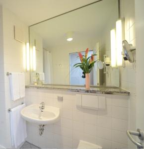 不来梅港Nordsee Hotel Fischereihafen的白色的浴室设有水槽和镜子