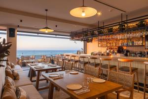 卡罗维西Erato by Samian Mare的一间设有桌子并享有海景的餐厅