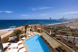 厄尔梅达诺普拉亚苏尔特内里费酒店的一个带游泳池和海滩的度假胜地