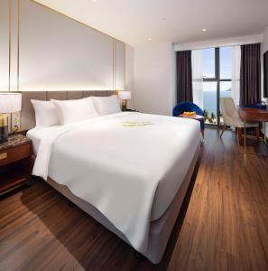 芽庄Best Western Premier Marvella Nha Trang的一张大白色的床,位于酒店客房内