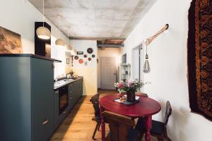 莱比锡Flecksches Gut的一间厨房,内设一张木桌