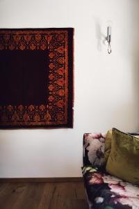 莱比锡Flecksches Gut的客厅配有沙发和墙上的照片