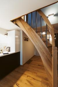 莱比锡Flecksches Gut的客厅的楼梯,铺有木地板