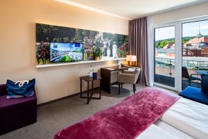 巴特埃尔斯特阿尔贝国王酒店的酒店客房设有一张床和一个大窗户