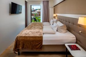 巴特埃尔斯特阿尔贝国王酒店的酒店客房设有一张大床和窗户