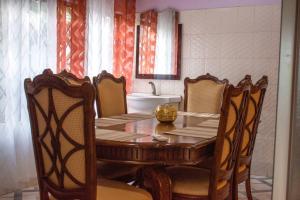 特马Afranasa Inn的配有桌椅的用餐室和浴缸