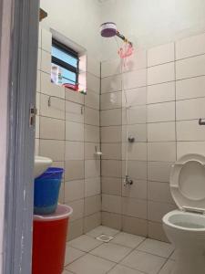 MakandaraHousing EstateLux Suites Rio Vista Executive Studio Apartments的带淋浴、卫生间和盥洗盆的浴室