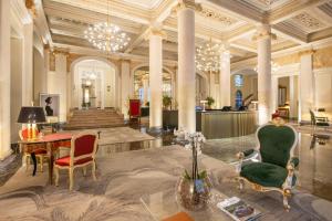 巴勒莫艾特德斯帕尔梅斯大酒店的大楼内带桌椅的大堂