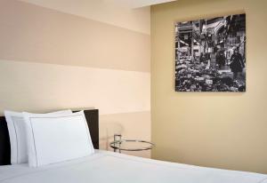 利兹公园广场利兹酒店&度假村的卧室配有一张挂在墙上的床铺